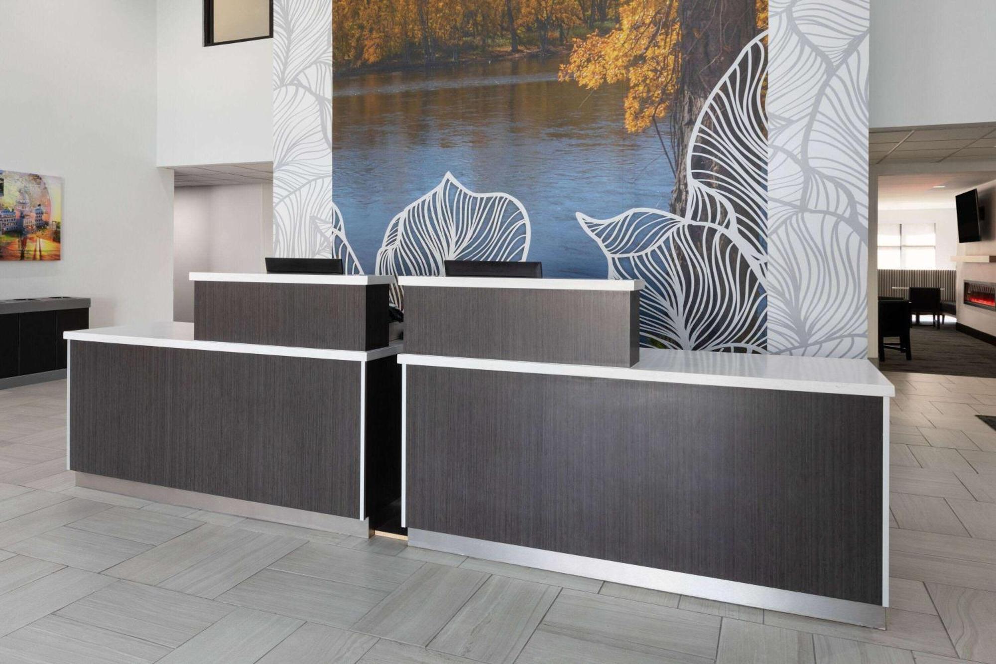 La Quinta Inn & Suites By Wyndham Меридиан Екстериор снимка